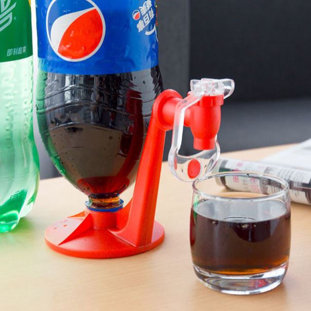 Wasserkrug Soda Getränkespender Flasche Cola auf den Kopf gestellt Trinkwasserverteiler Gadget Party Home Bar Küchengerät